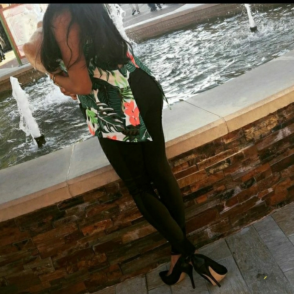 XS EXPRESS Floral print ShortSleeve top.